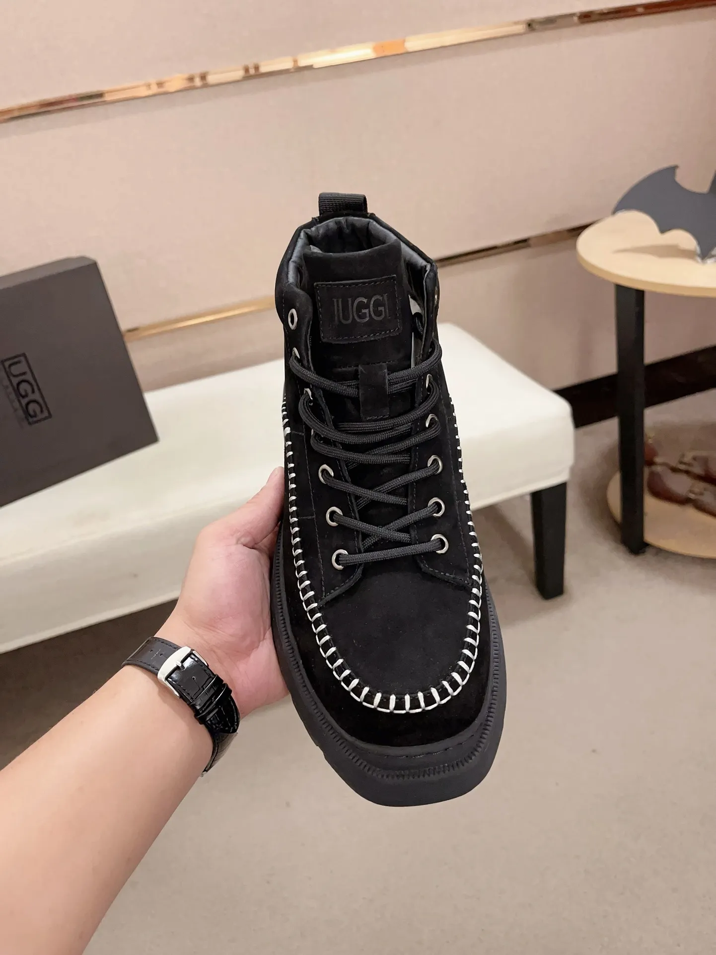 Factory price: 760💰North American men's shoes Ugg ☃️In the special sale of new high-quality men's shoes snow boots in autumn and winter, the nemesis of extreme cold weather! Made of cowhide leather, merino wool lining, and original outsole, whether driving, outdoor or daily wear, there is always one that suits you! Code number 39-44